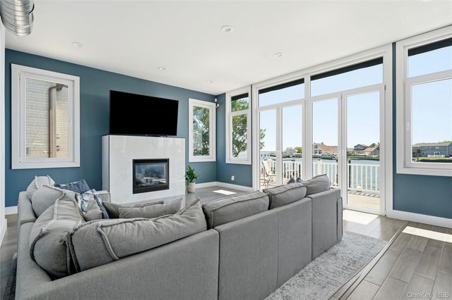 298 W Lido Promenade, Lindenhurst, NY 11757