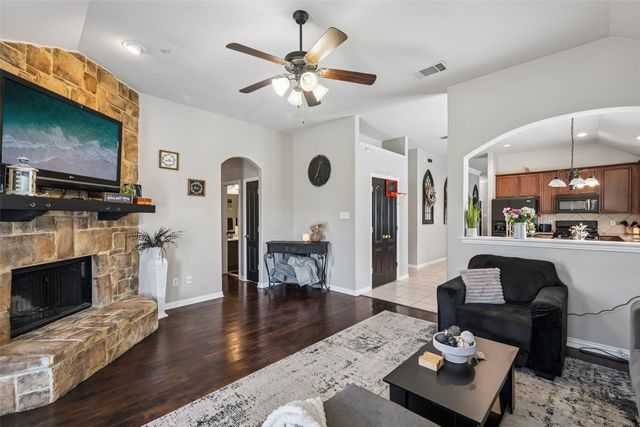 702 Sendero Drive, Arlington, TX 76002