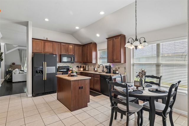 702 Sendero Drive, Arlington, TX 76002