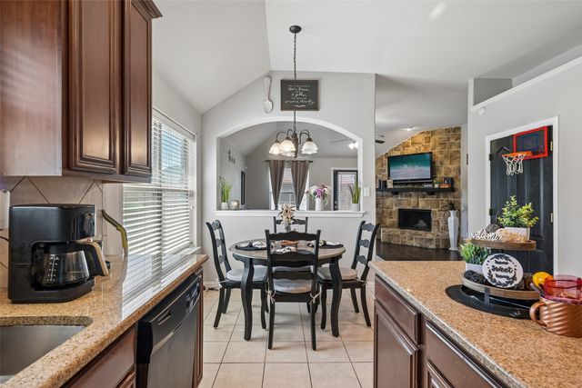 702 Sendero Drive, Arlington, TX 76002
