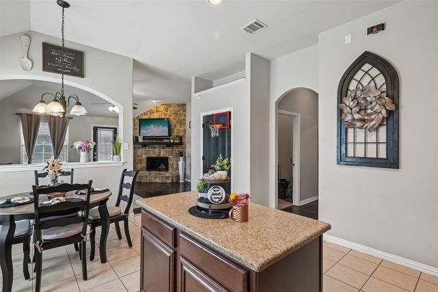 702 Sendero Drive, Arlington, TX 76002
