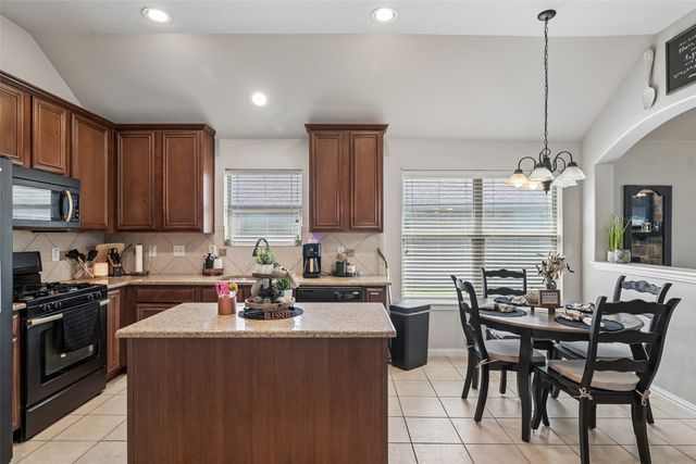 702 Sendero Drive, Arlington, TX 76002