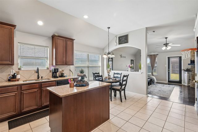 702 Sendero Drive, Arlington, TX 76002