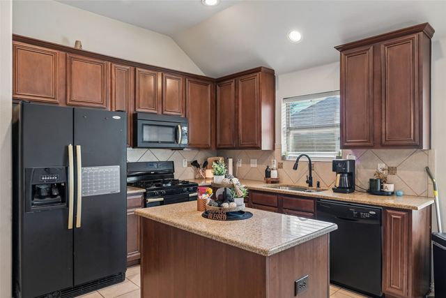 702 Sendero Drive, Arlington, TX 76002