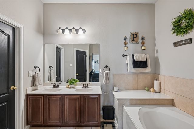 702 Sendero Drive, Arlington, TX 76002