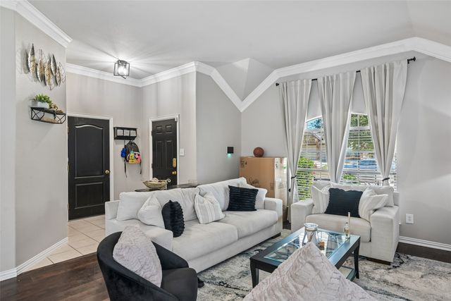 702 Sendero Drive, Arlington, TX 76002