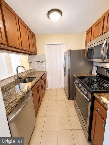 1605 WOODHOLLOW DR, Marlton, NJ 08053