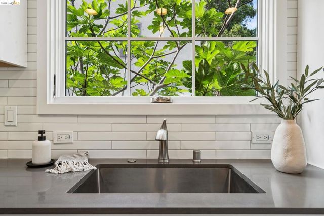 5323 Miles Ave, Oakland, CA 94618