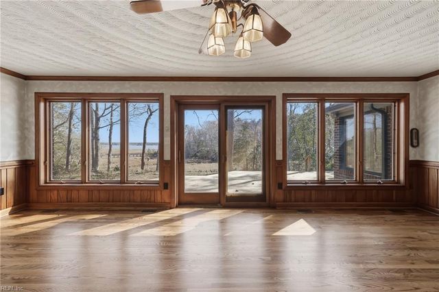 9234 Poplar Point LN, Smithfield, VA 23430