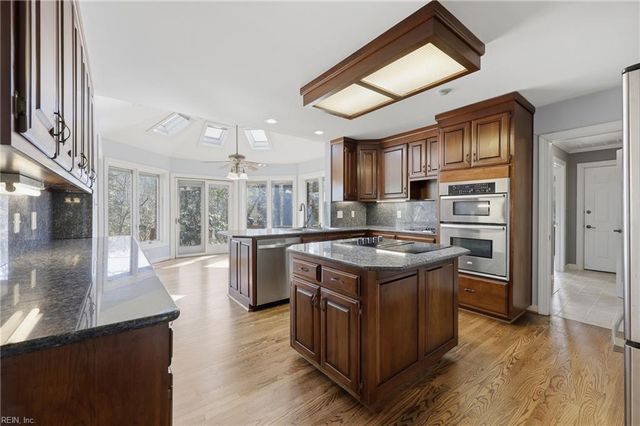 9234 Poplar Point LN, Smithfield, VA 23430