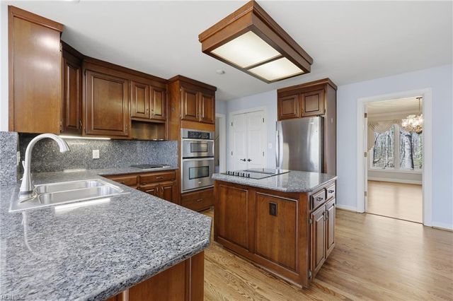 9234 Poplar Point LN, Smithfield, VA 23430