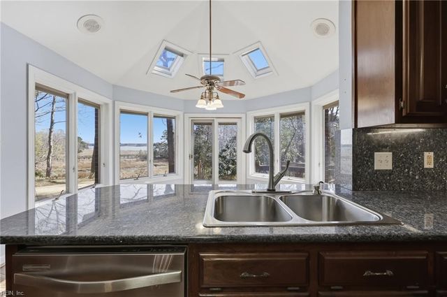 9234 Poplar Point LN, Smithfield, VA 23430