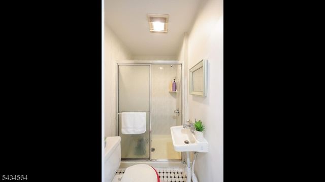 61 W Clay Ave, Roselle Park Boro, NJ 07204