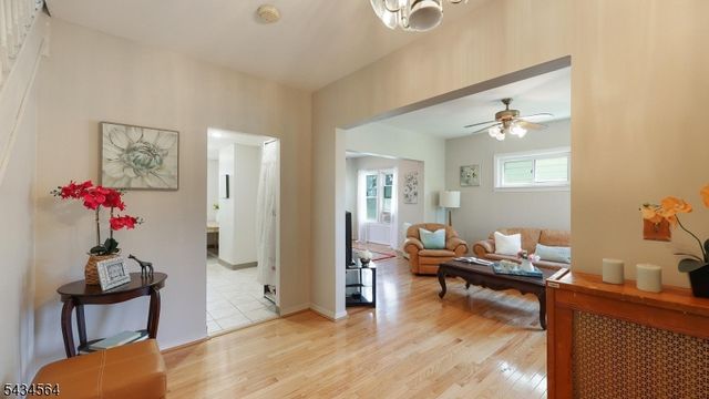61 W Clay Ave, Roselle Park Boro, NJ 07204