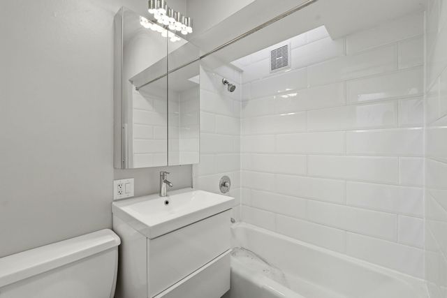 2428 N Geneva Terrace, Chicago, IL 60614