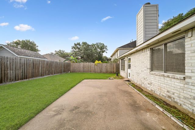 1242 Hunter Wood Drive, League City, TX 77573