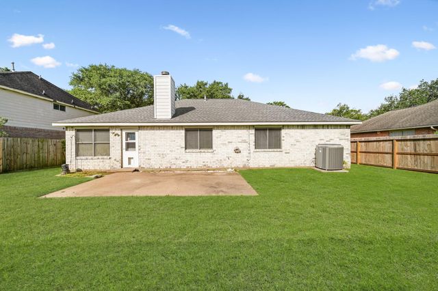 1242 Hunter Wood Drive, League City, TX 77573