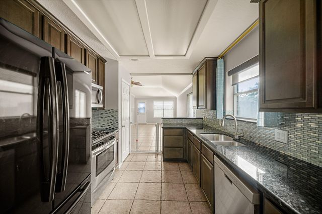 1242 Hunter Wood Drive, League City, TX 77573