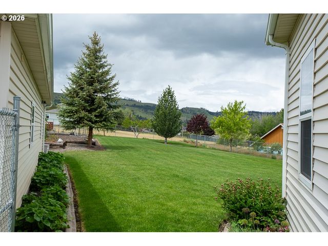 318 S 20TH St, La Grande, OR 97850