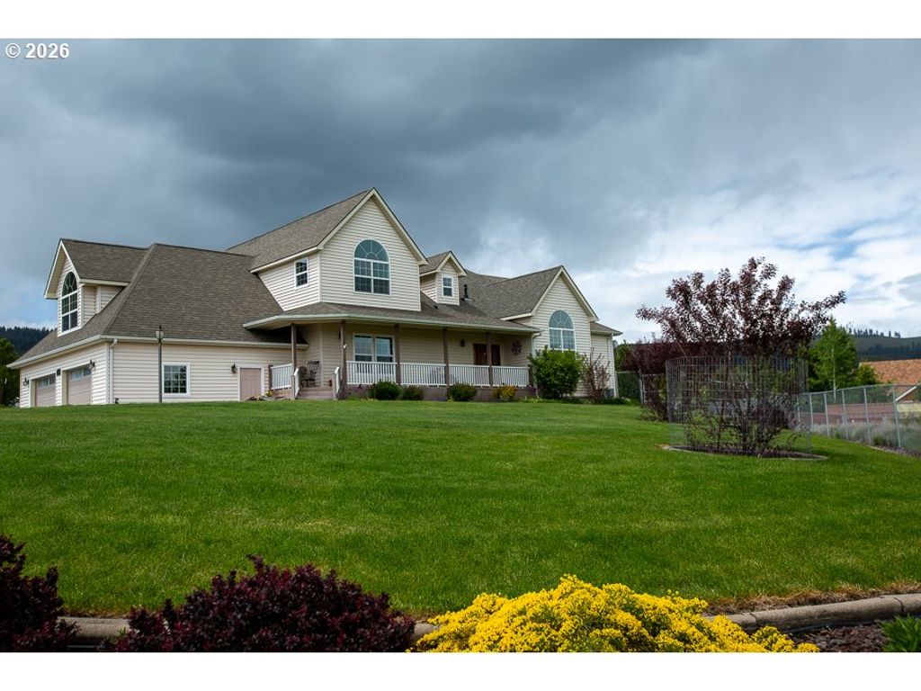 318 S 20TH St, La Grande, OR 97850