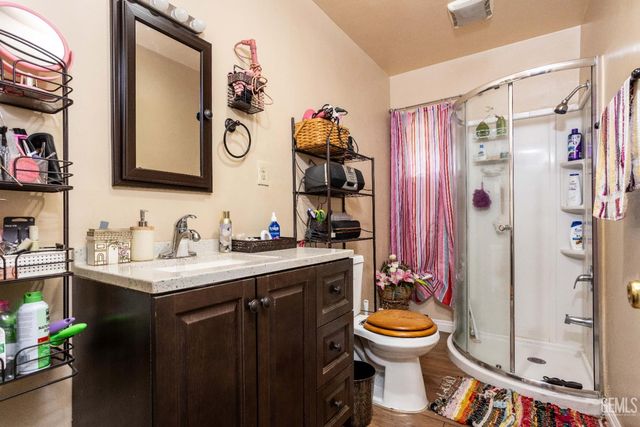 1913 Ming Avenue, Bakersfield, CA 93304