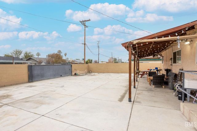 1913 Ming Avenue, Bakersfield, CA 93304