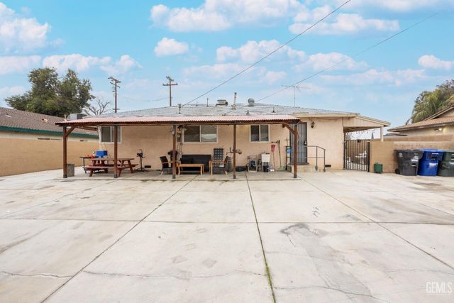 1913 Ming Avenue, Bakersfield, CA 93304