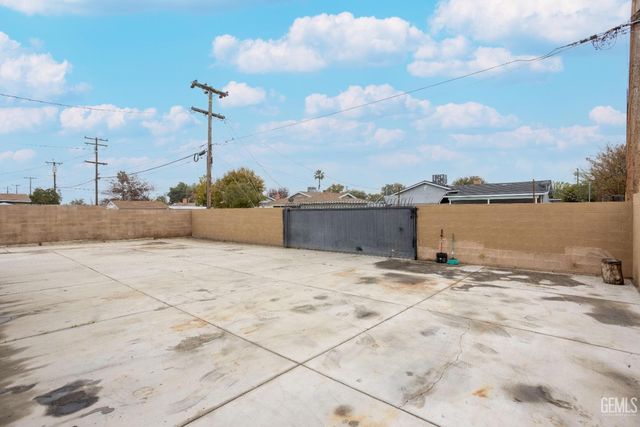 1913 Ming Avenue, Bakersfield, CA 93304