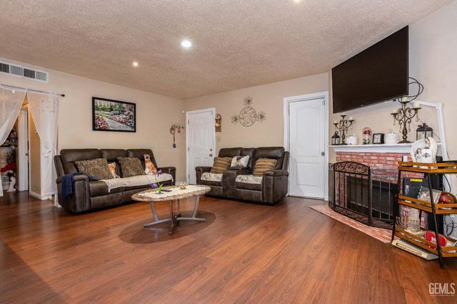 1913 Ming Avenue, Bakersfield, CA 93304