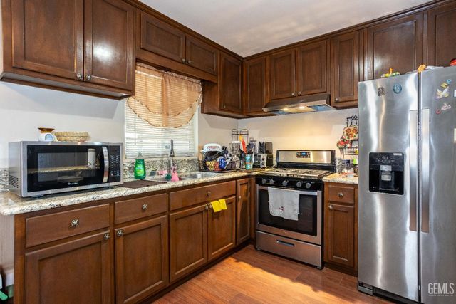 1913 Ming Avenue, Bakersfield, CA 93304