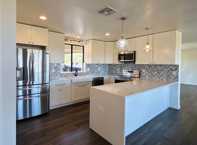 1750 W Pearce Road, Phoenix, AZ 85041