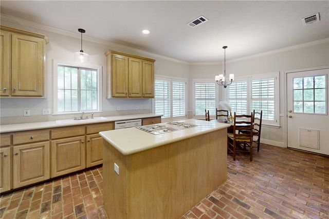 922 Grand Oaks Circle, College Station, TX 77840
