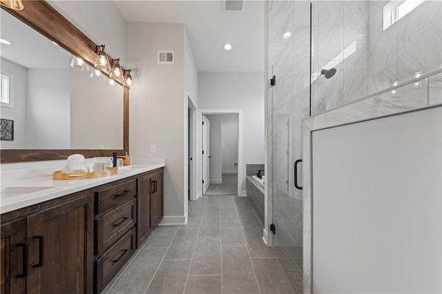 1612 SW Arbor Park Drive, Lee's Summit, MO 64082