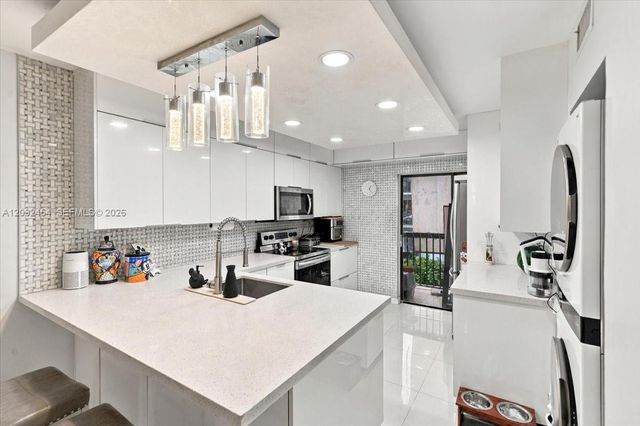 5350 W 21st Court 202, Hialeah, FL 33016
