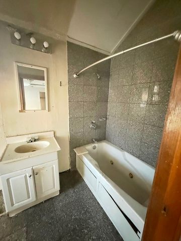 33 Avalon St, Revere, MA 02151