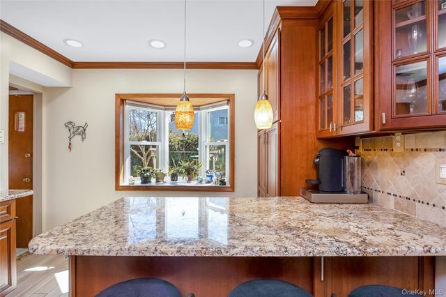 8 Shari Lane, East Northport, NY 11731