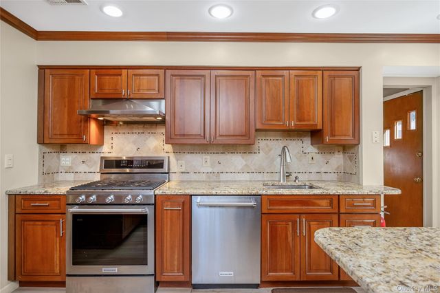 8 Shari Lane, East Northport, NY 11731