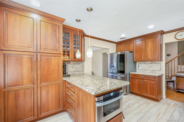 8 Shari Lane, East Northport, NY 11731