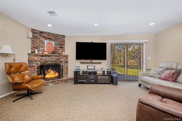 8 Shari Lane, East Northport, NY 11731