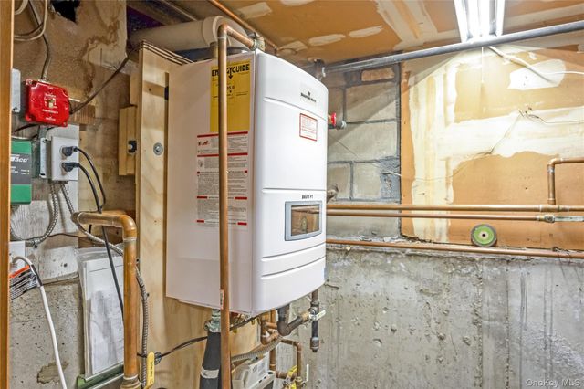 8 Shari Lane, East Northport, NY 11731