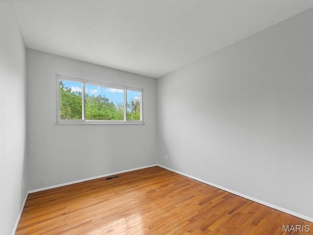 1370 Willowbrook, Florissant, MO 63033