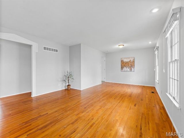 1370 Willowbrook, Florissant, MO 63033