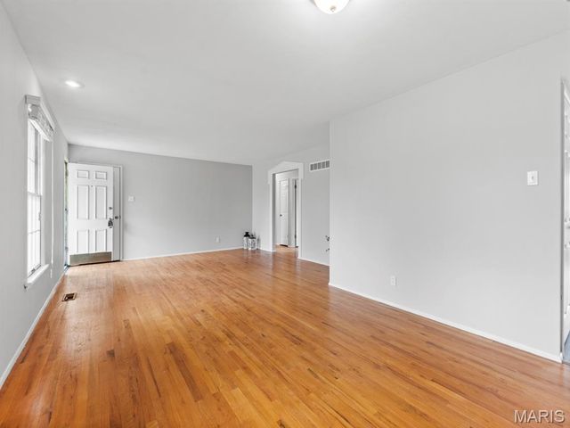 1370 Willowbrook, Florissant, MO 63033
