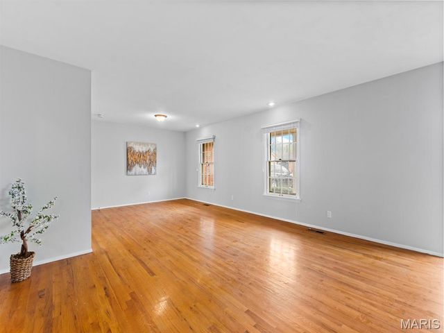 1370 Willowbrook, Florissant, MO 63033