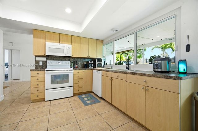 1185 NW 92nd Ave, Pembroke Pines, FL 33024