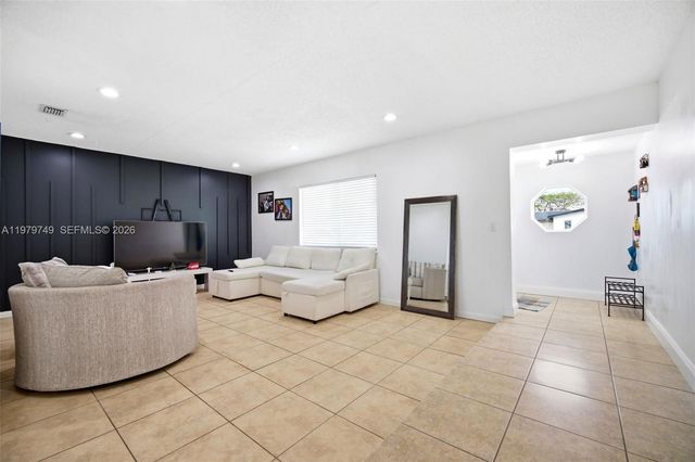 1185 NW 92nd Ave, Pembroke Pines, FL 33024