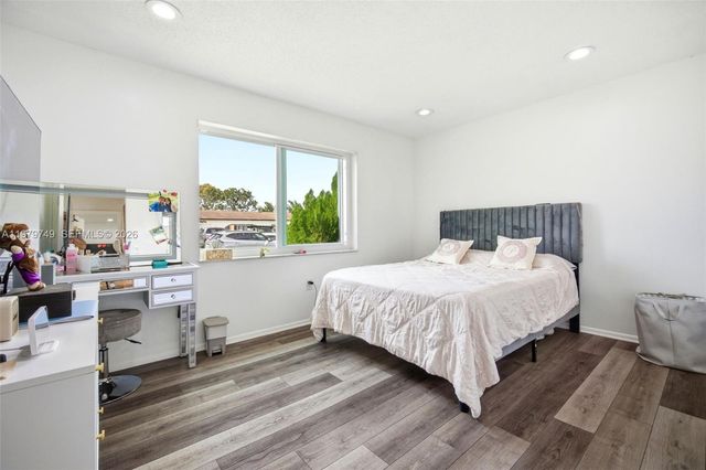 1185 NW 92nd Ave, Pembroke Pines, FL 33024