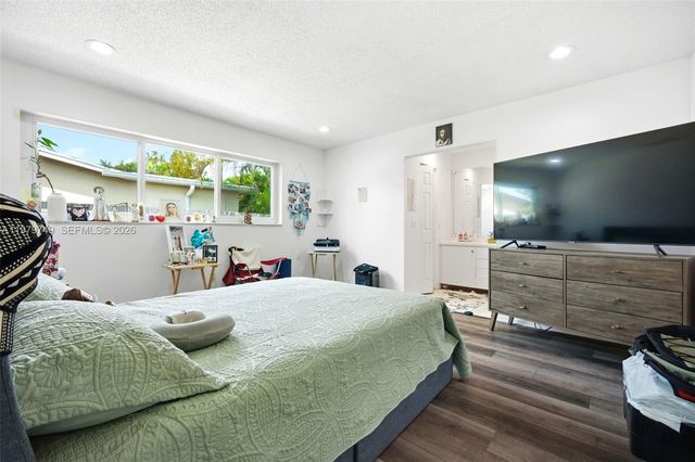 1185 NW 92nd Ave, Pembroke Pines, FL 33024