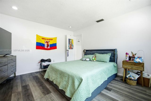 1185 NW 92nd Ave, Pembroke Pines, FL 33024