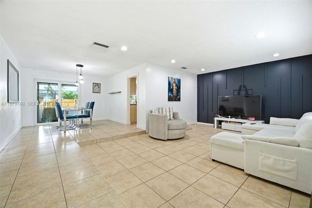 1185 NW 92nd Ave, Pembroke Pines, FL 33024